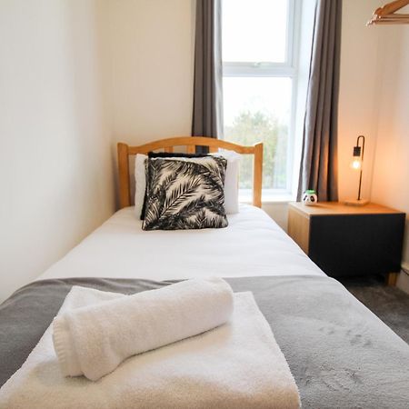 Fairways View - Spacious Apartment - Sleeps 6 - Lovely Views - By Rework Accommodation Hoylake Exterior foto